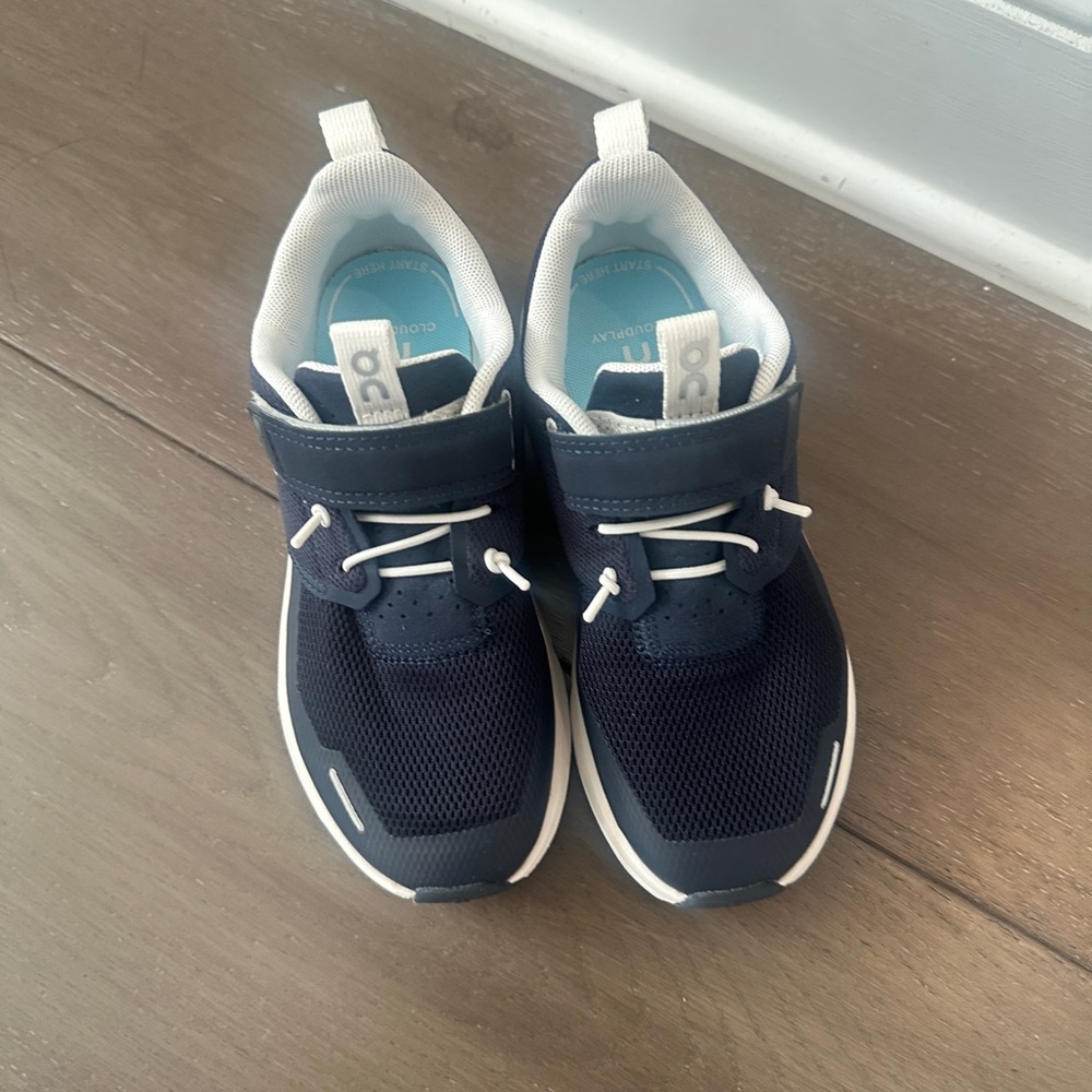 On Running cloud kids sneakers 12.5 never used